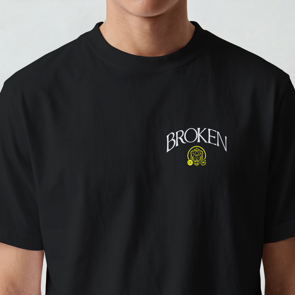 完全に破れたTシャツ
